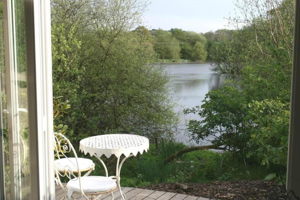 Stunning 5 Bedroom House With Beautiful Lake Views Lymm Eksteriør bilde